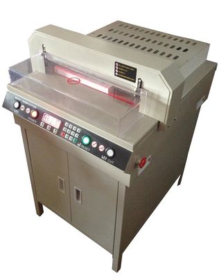China Schnittgröße Selbstder zahl-Steuerelektrische Guillotinen-Papierschneidemaschine-450mm fournisseur